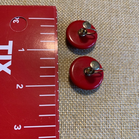 Vintage Richelieu cherry red Bakelite screw back earrings. - Picture 3 of 9